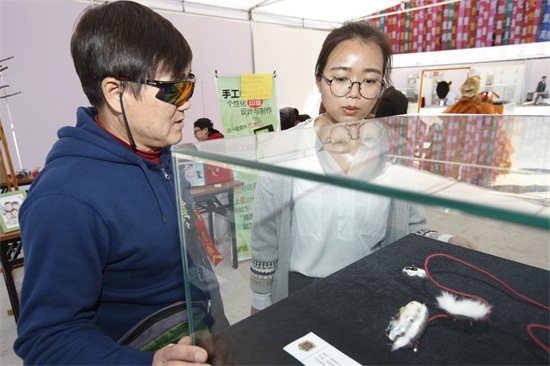 市民观看必赢官网学生的创意饰品.JPG