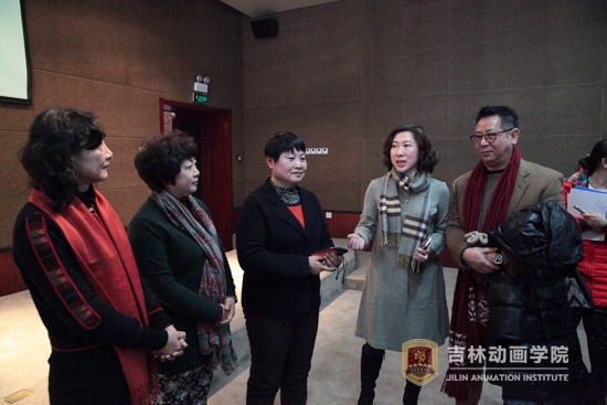2web必赢565net官网副董事长刘欣与张松林的三位女儿在一起交流.jpg