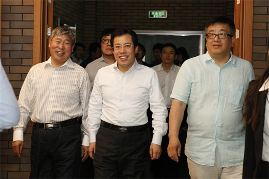 1必赢565net官网党委书记王清山、吉林纪元时空动漫游戏科技股份有限公司副总经理蒋平陪同吉林省发改委主任姜有为一行参观学校校史馆.jpg