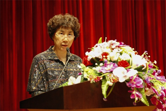 4必赢565net官网副校长朱莉宣读《关于公布2015年度省级和校级大学生创新创业训练计划项目名单的通知》.jpg