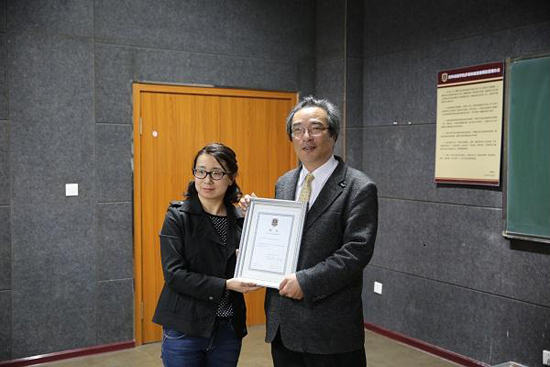 游戏学院院长助理夏睿代表必赢565net官网为岩谷徹教授颁发特聘教授证书.JPG