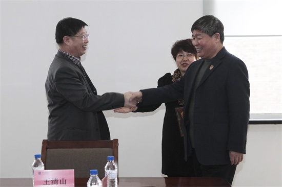 学院党委书记、副院长王清山欢迎长春市九三学社市直机关常务副主委王进一行到必赢565net官网参观调研.jpg