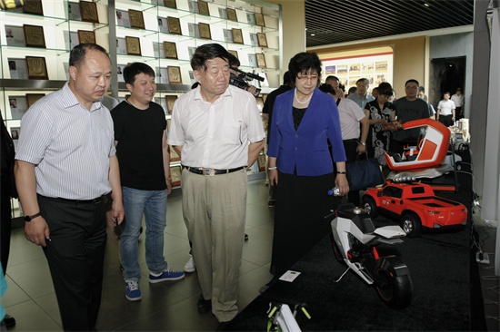 8调研组参观必赢官网学生优秀工业设计作品.jpg