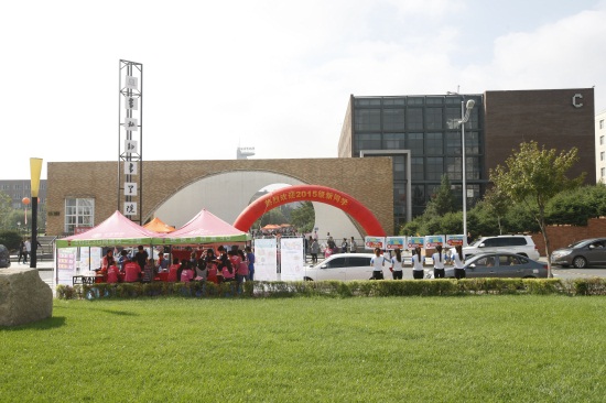 2.必赢565net官网热烈欢迎2015级新同学.JPG
