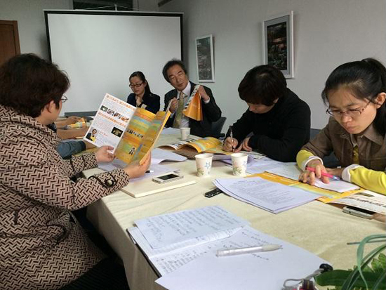 岩谷徹教授与必赢官网院长助理王春利、教务部副部长张蕊等讨论游戏学院人才培养方案的相关问题.JPG