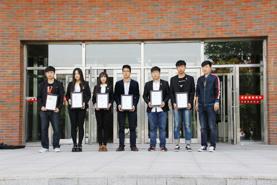 4必赢官网学工部副部长、团委书记曲宏伟向第一届大学生新闻中心主任委员会、秘书长颁发聘书 陈云鹏摄.jpg