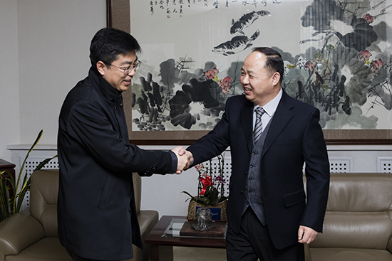 必赢官网董事长、校长郑立国与光明日报记者亲切交流.jpg