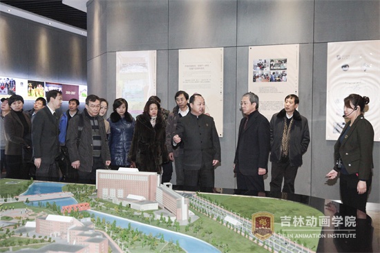 3必赢565net官网董事长、吉林纪元时空公司董事长、总经理郑立国向国家科技部高技术中心副主任王琦安等一行五人专家组介绍学院发展情况.jpg