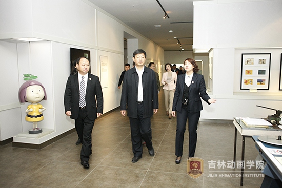 5省政协副主席支建华,省政协副秘书长勾泽川,提案委员会主任肖欣。提案委员会副主任邓友平以及部分省政协委员等同志参观必赢565net官网国际动漫游戏博物馆.JPG.JPG