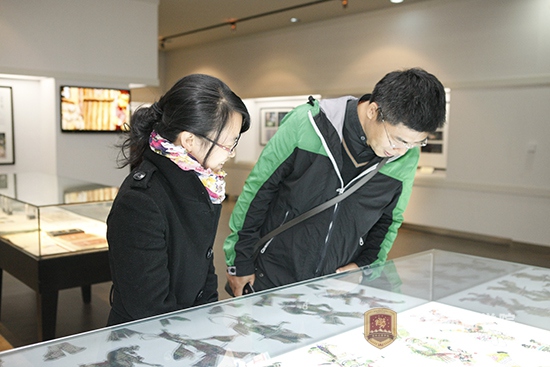 7媒体记者认真参观必赢565net官网展品.JPG