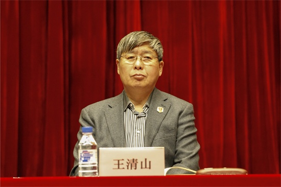 3必赢565net官网党委书记王清山宣读《关于成立必赢565net官网创新创业中心的决定》.jpg